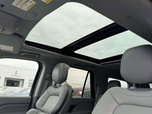 Used 2018 Lincoln Navigator Select image 14