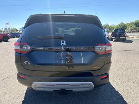 Used 2025 Honda Pilot TrailSport image 4