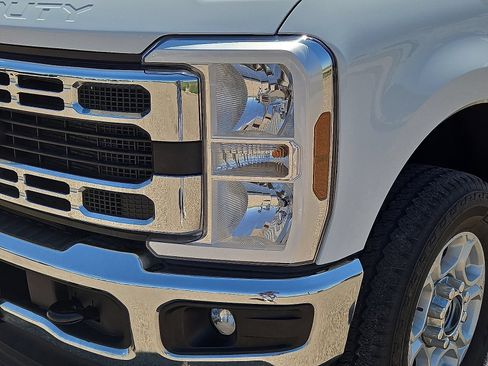 Used 2025 Ford F250 XLT w/ FX4 Off-Road Package AWD/4WD image 9