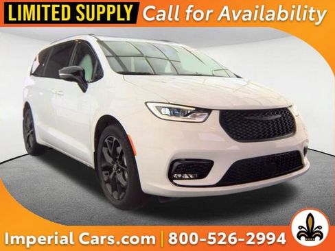 Used 2025 Chrysler Pacifica Limited AWD/4WD image 1