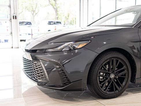 Used 2025 Toyota Camry SE w/ Convenience Package FWD image 4