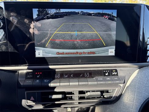 Used 2025 Toyota Camry XLE image 33