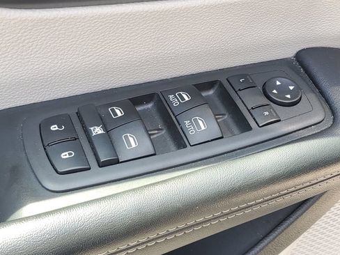 Used 2022 Chrysler Pacifica Touring-L FWD image 25