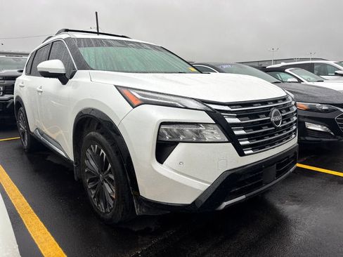 Used 2025 Nissan Rogue Platinum FWD image 3