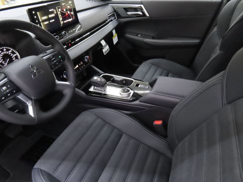 New 2025 Mitsubishi Outlander SE image 20