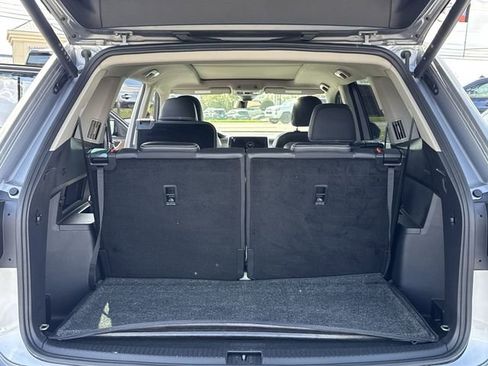 Used 2024 Volkswagen Atlas SE w/ Panoramic Sunroof Package image 11