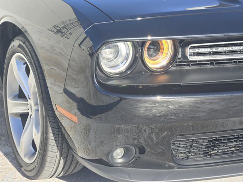 Used 2017 Dodge Challenger R/T image 9