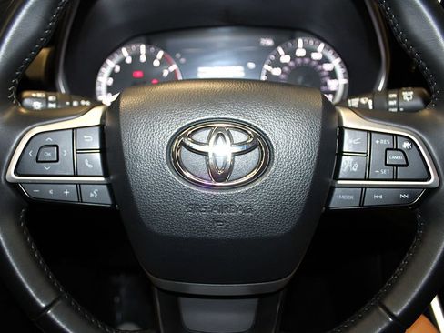 Used 2024 Toyota Highlander XLE AWD/4WD image 12