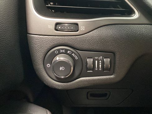Used 2019 Jeep Cherokee Latitude Plus w/ Cold Weather Group AWD/4WD image 20