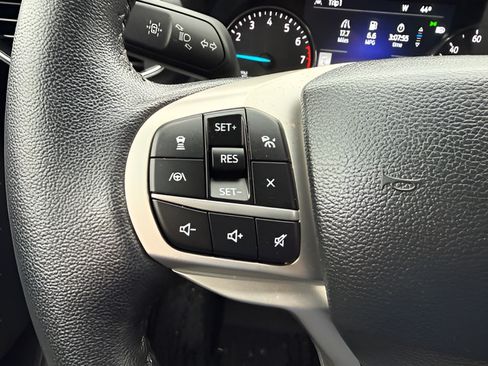 Used 2022 Ford Explorer XLT w/ Equipment Group 202A AWD/4WD image 19