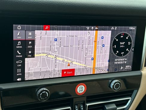Certified 2025 Porsche Macan AWD/4WD image 21