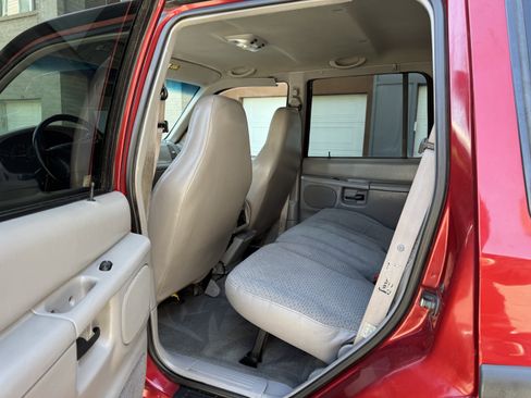 Used 2000 Ford Explorer XLS AWD/4WD image 17