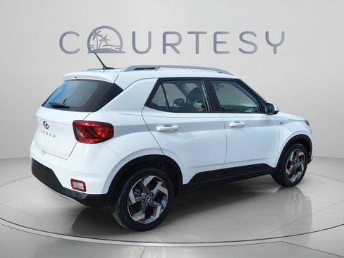 Used 2023 Hyundai Venue SEL FWD image 5