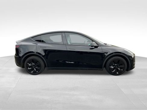 Used 2022 Tesla Model Y Long Range image 10