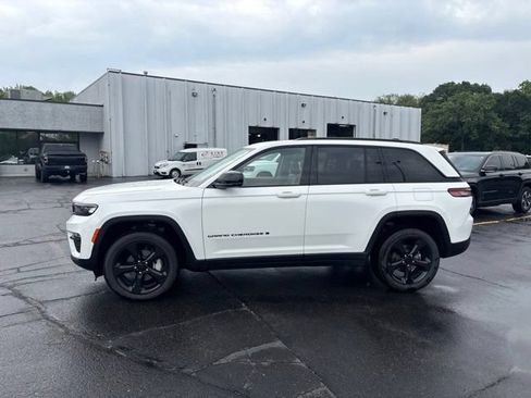 Used 2023 Jeep Grand Cherokee Limited w/ Black Appearance Package AWD/4WD image 5