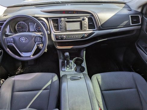 Used 2018 Toyota Highlander LE image 14