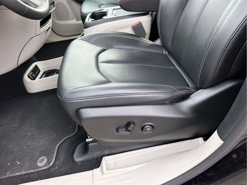 Used 2024 Chrysler Pacifica Touring-L image 16