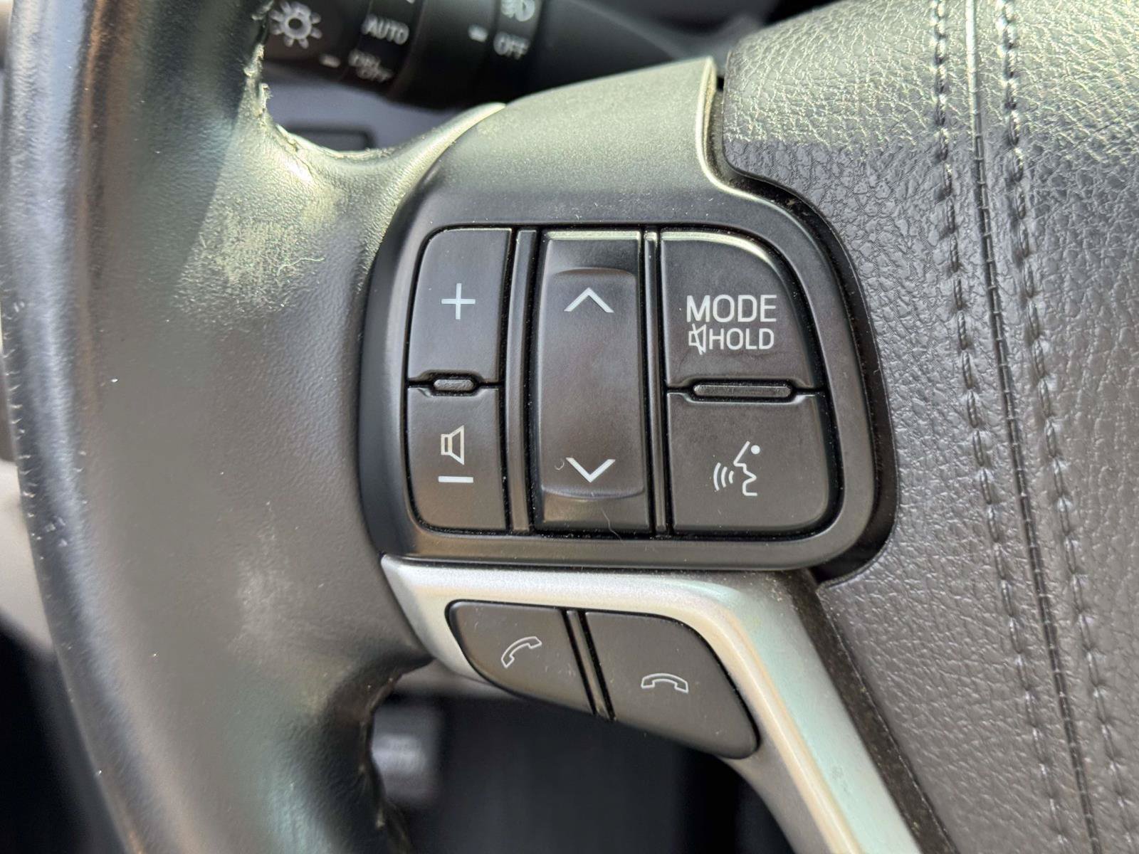 Used 2018 Toyota Highlander XLE AWD/4WD image 18