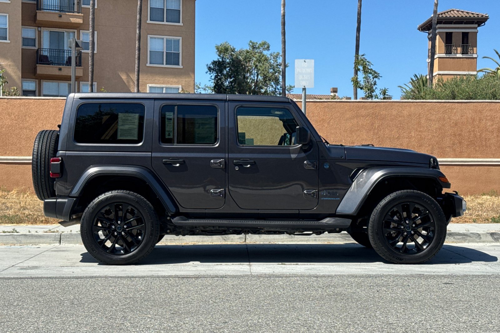 Used 2025 Jeep Wrangler Unlimited Sahara AWD/4WD image 3