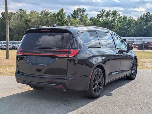 Used 2025 Chrysler Pacifica Limited FWD image 3