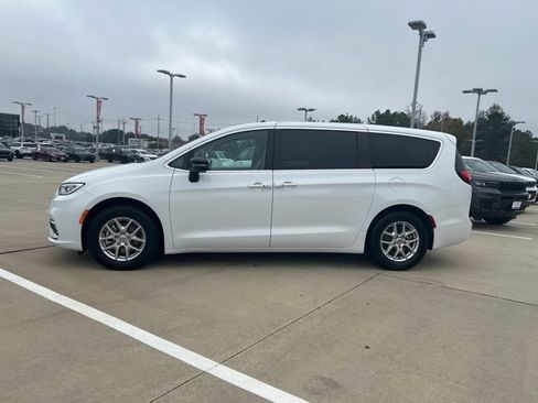 Used 2024 Chrysler Pacifica Touring-L image 6