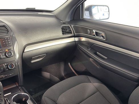 Used 2018 Ford Explorer XLT image 18
