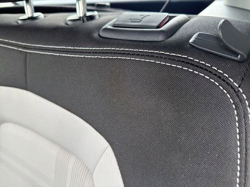 Used 2025 Hyundai Venue SEL FWD image 19