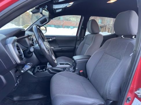 Used 2019 Toyota Tacoma TRD Sport image 19