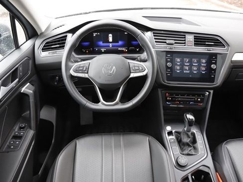 Used 2022 Volkswagen Tiguan SE w/ Panoramic Sunroof Package image 18