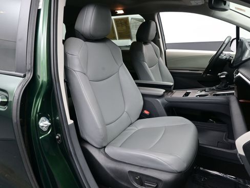 Used 2024 Toyota Sienna XLE image 14