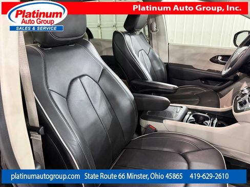 Used 2023 Chrysler Pacifica Limited FWD image 41