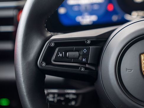 Certified 2025 Porsche Macan Electric image 7