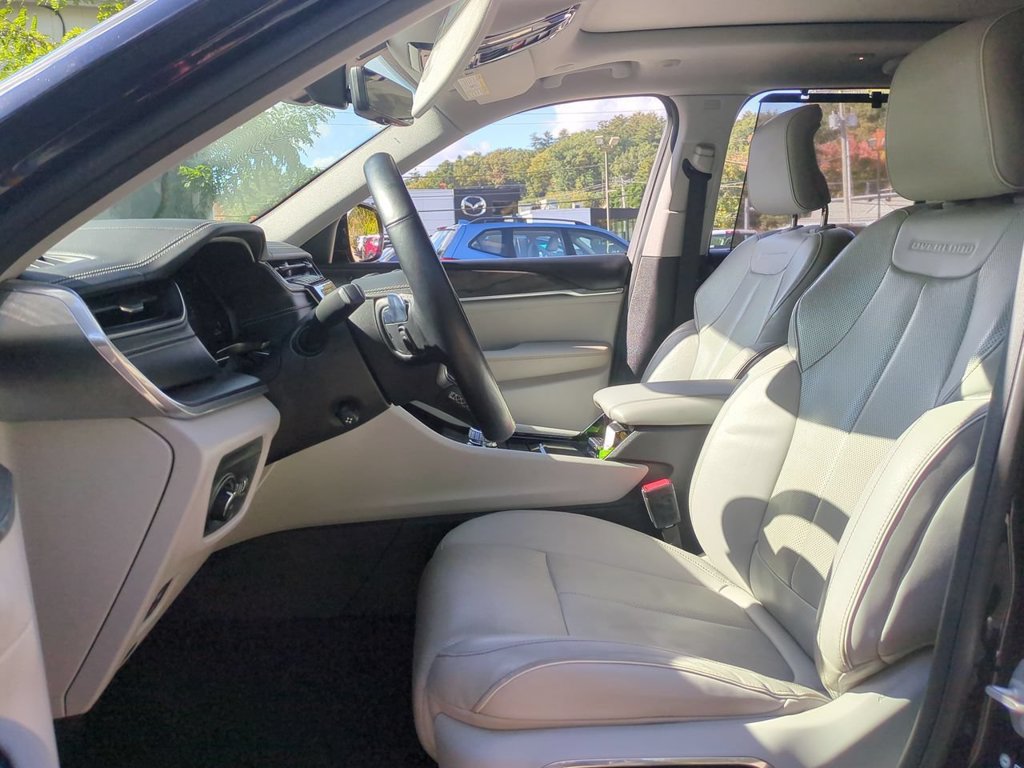 Used 2022 Jeep Grand Cherokee Overland w/ Luxury Tech Group IV AWD/4WD image 23