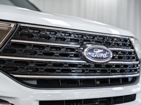 Used 2022 Ford Explorer XLT w/ Equipment Group 202A image 7