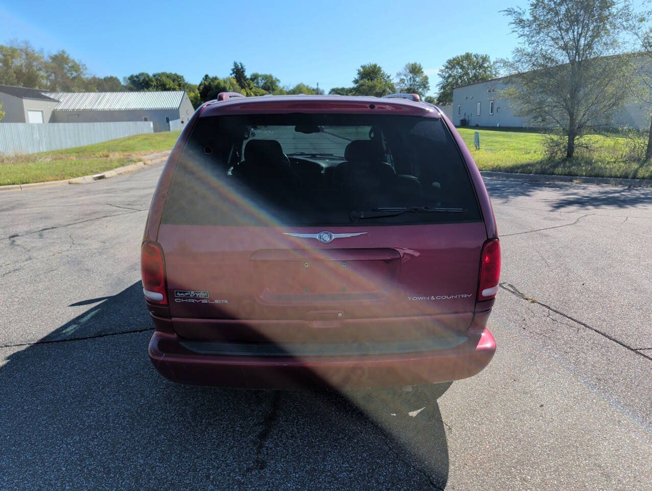 Used 1999 Chrysler Town & Country Limited FWD image 4
