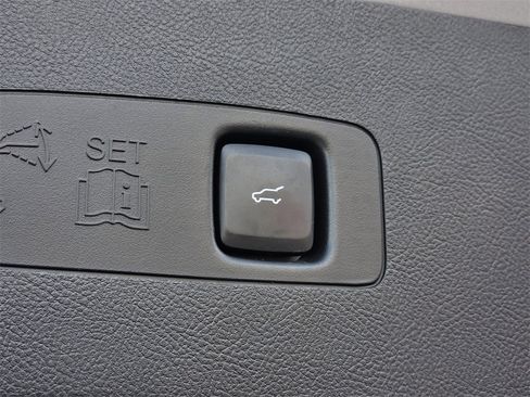 Used 2020 Lincoln Corsair Reserve w/ Rear Removable Package Tray image 17