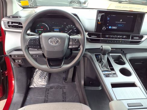 Certified 2025 Toyota Sienna LE FWD image 8