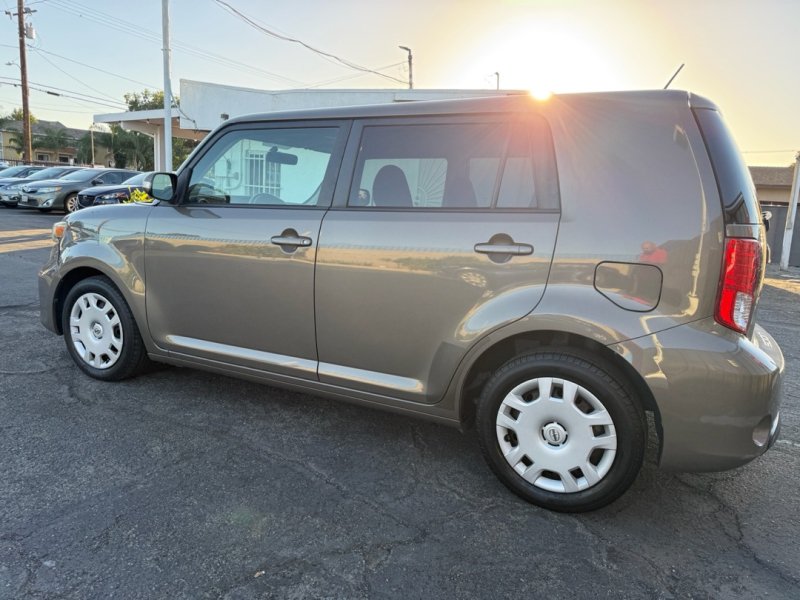 Used 2013 Scion xB FWD image 7