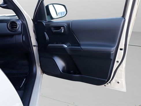 Used 2017 Toyota Tacoma TRD Off-Road image 17