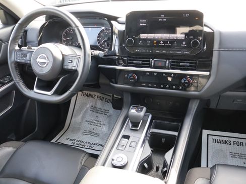 Used 2025 Nissan Pathfinder SL image 17