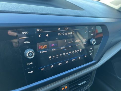 Used 2023 Volkswagen Taos SE w/ Panoramic Sunroof Package image 11