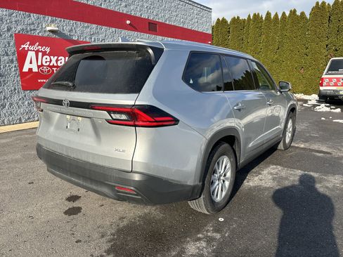 Used 2025 Toyota Grand Highlander AWD image 3