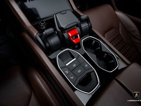 Used 2025 Lamborghini Urus SE image 27