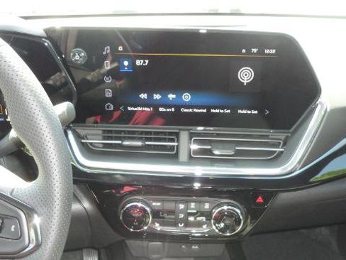 Used 2026 Chevrolet Trax RS FWD image 23