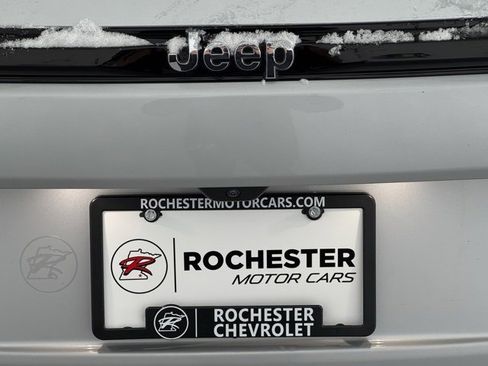 Used 2023 Jeep Grand Cherokee Laredo image 40