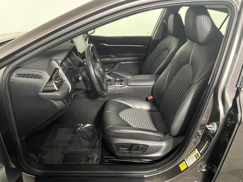 Used 2022 Toyota Camry SE w/ Cold Weather Package FWD image 9
