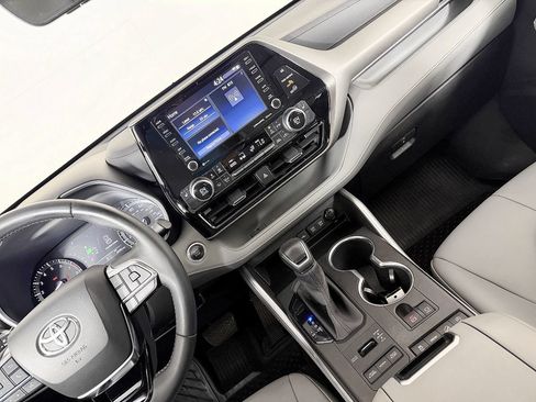 Used 2020 Toyota Highlander XLE AWD/4WD image 65