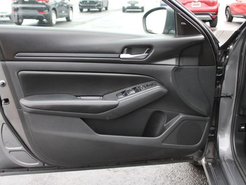 Used 2024 Nissan Altima 2.5 SV image 11