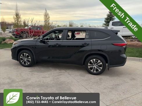 Used 2023 Toyota Highlander XLE AWD/4WD image 7