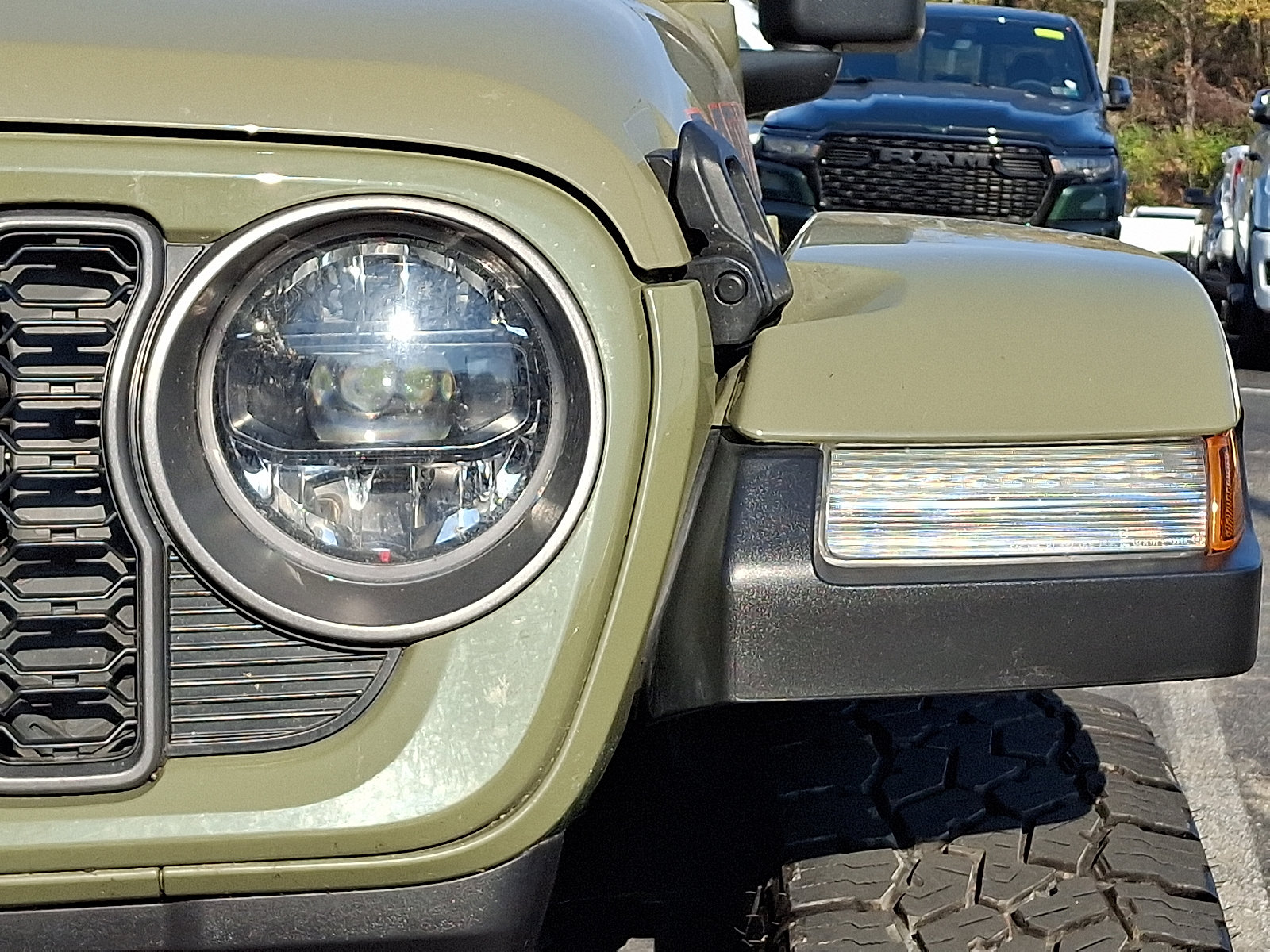 Used 2025 Jeep Gladiator Mojave AWD/4WD image 9